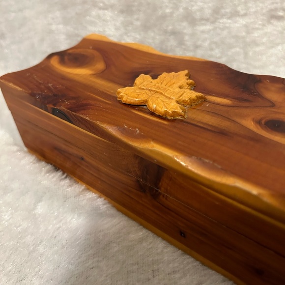 Vintage Souvenir Jewelry Box made of cedar Canada Leaf - Picture 7 of 10